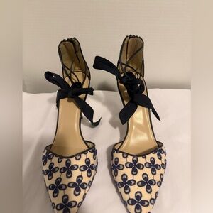 J. Crew Fabric Bow Detail Dover Pumps Navy and Cream Heels Size 7